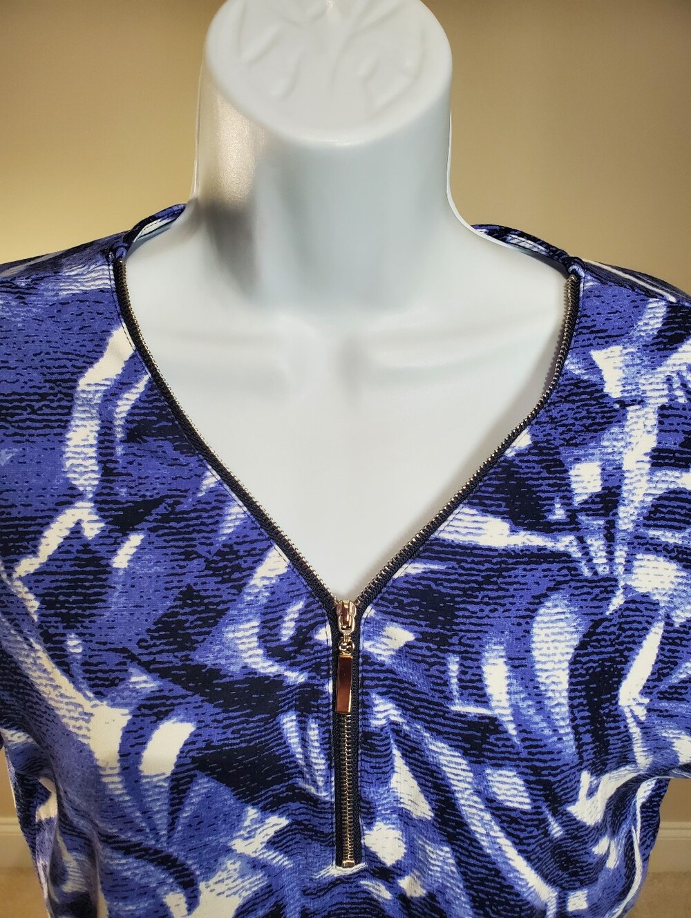Chico's - Indigo Abstract Swirl Print - Zipper Accent Top Size 1 Medium - Picture 5 of 16